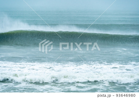 湘南七里ヶ浜の台風のウネリ 93646980