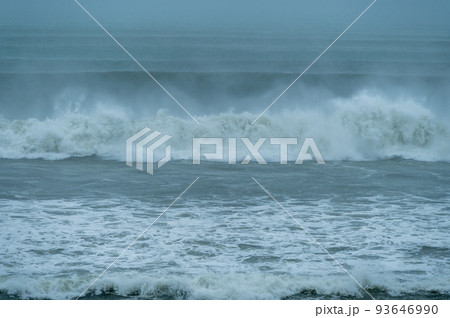 湘南七里ヶ浜の台風のウネリ 湘南七里ヶ浜の台風のウネリ 93646990