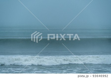 湘南七里ヶ浜の台風のウネリ 93646992