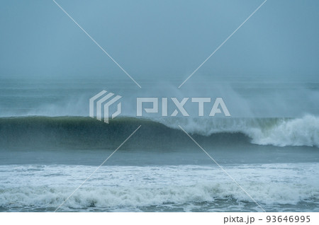 湘南七里ヶ浜の台風のウネリ 93646995