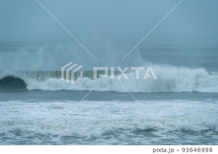 湘南七里ヶ浜の台風のウネリ 湘南七里ヶ浜の台風のウネリ 93646998