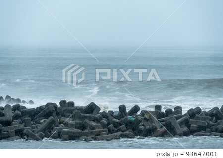 湘南七里ヶ浜の台風のウネリ 93647001