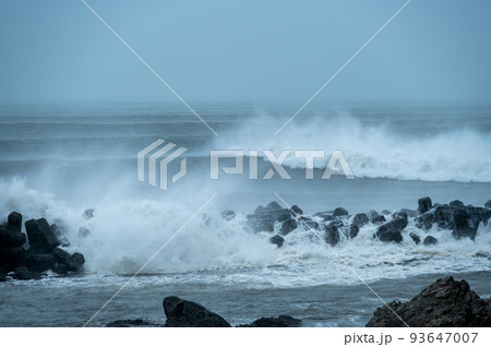湘南七里ヶ浜・小動岬の台風のウネリ 湘南七里ヶ浜・小動岬の台風のウネリ 93647007
