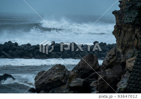 湘南七里ヶ浜・小動岬の台風のウネリ 93647012