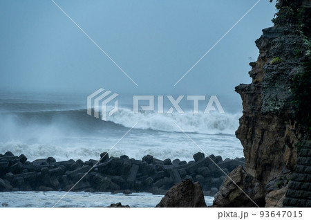 湘南七里ヶ浜・小動岬の台風のウネリ 湘南七里ヶ浜・小動岬の台風のウネリ 93647015
