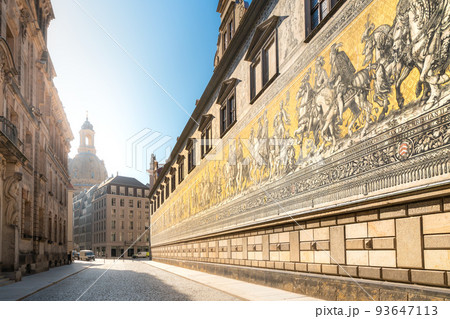 The Fuerstenzug or Procession of Princes in the old town of Dresden. Dresden, Germany 93647113