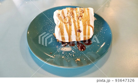 生クリームがかかったショコラロールケーキ 生クリームがかかったショコラロールケーキ 93647326