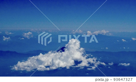 飛行機から見た雲海の合間に見える富士山 飛行機から見た雲海の合間に見える富士山 93647327