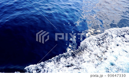 厳原から出港したフェリーきずなから見た海の白波 93647330