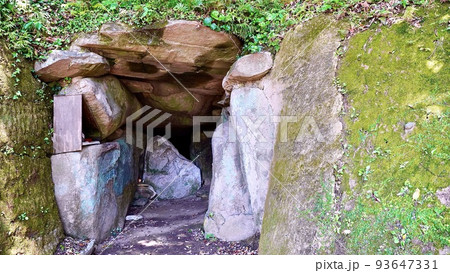 長崎県壱岐市にある鬼の窟古墳の入口 93647331