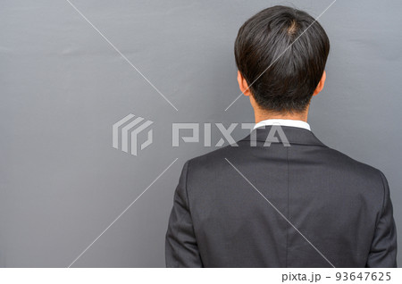 後ろ姿のビジネスマン 後ろ姿のビジネスマン 93647625