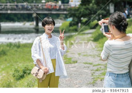 京都旅行で記念写真を撮る女性 京都旅行で記念写真を撮る女性 93647915