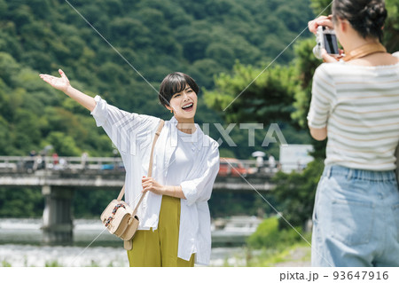 京都旅行で記念写真を撮る女性 93647916