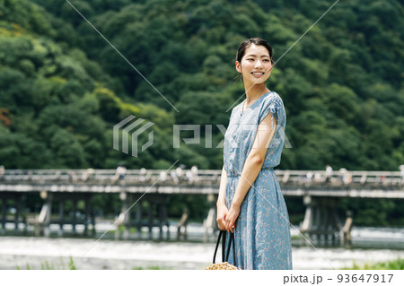 京都 嵐山を旅する女性 93647917