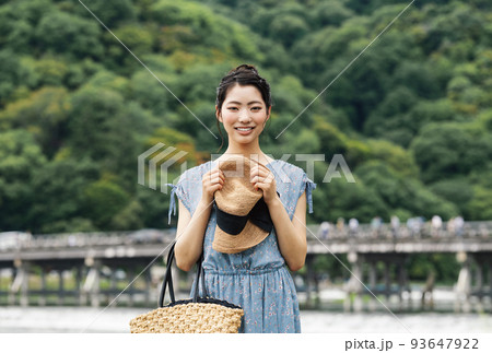 京都 嵐山を旅する女性 93647922