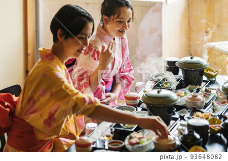 旅行で豪華な料理を食べる浴衣姿の女性 93648082
