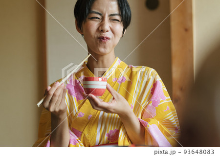 旅館で料理を楽しむ浴衣姿の女性 93648083