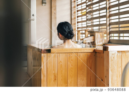 檜風呂に入る女性イメージ 93648088