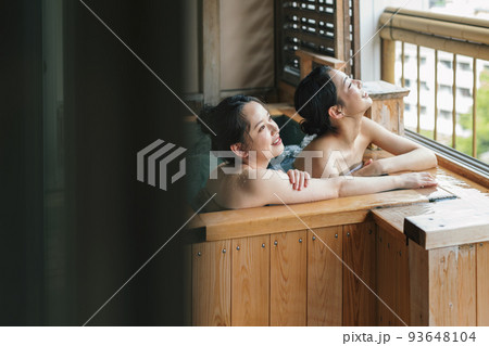 友達と旅館の檜風呂に入る女性 93648104