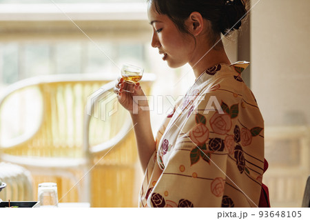 旅館でゆっくりお酒を飲む女性 93648105