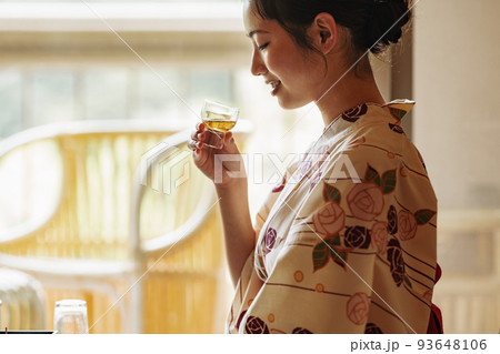 旅館でゆっくりお酒を飲む女性 93648106