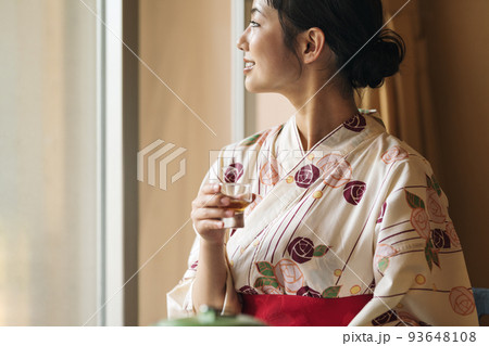 旅館でゆっくりお酒を飲む女性 旅館でゆっくりお酒を飲む女性 93648108