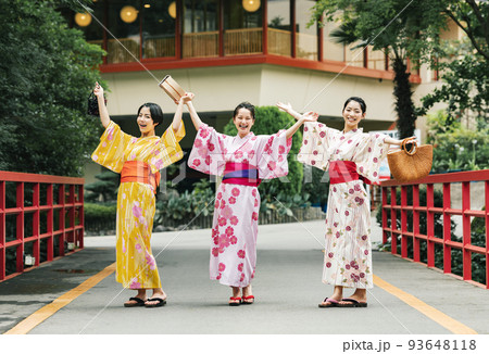 友達と温泉旅行を楽しむ浴衣姿の女性 93648118