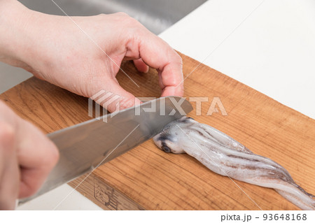 【ミドル主婦がスルメイカをさばく　目を外す準備】 93648168