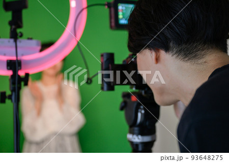 現場で確認するディレクターと女優さん　被写体ボケ 93648275