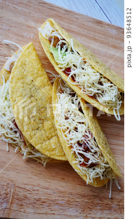 ホームメイドのメキシカン料理のハードシェルのタコス ホームメイドのメキシカン料理のハードシェルのタコス 93648512