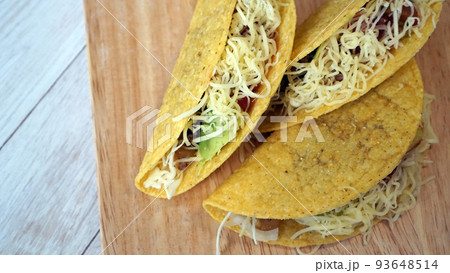 ホームメイドのメキシカン料理のハードシェルのタコス ホームメイドのメキシカン料理のハードシェルのタコス 93648514