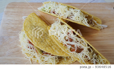 ホームメイドのメキシカン料理のハードシェルのタコス ホームメイドのメキシカン料理のハードシェルのタコス 93648516