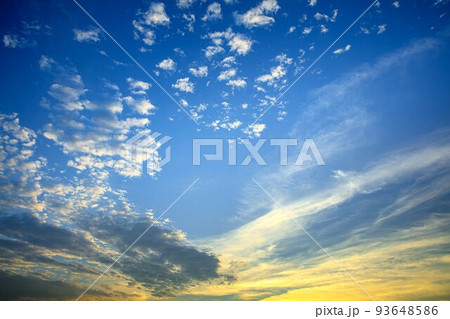 夏の日の出直後の青空とオレンジ色の雲(8月、北東、24mm) 93648586