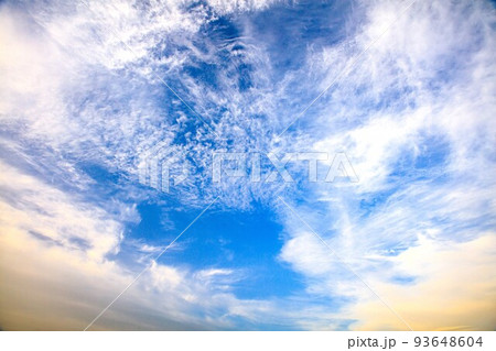 夏の日没前の南西の空と雲(6月、南西、24mm) 93648604