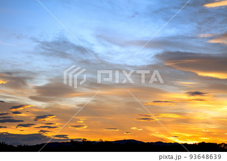 夏のオレンジ色の朝焼け(6月、東、70mm) 夏のオレンジ色の朝焼け(6月、東、70mm) 93648639