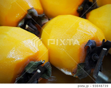 干し柿作り・皮を剥いた大和柿 93648739