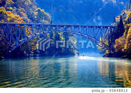 只見線　紅葉の第一只見川橋梁の下を走るモーターボート(福島県三島町、11月) 93648913