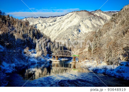 只見線 雪景色の第四只見川橋梁を渡る列車キハ40系(福島県金山町、2月) 只見線 雪景色の第四只見川橋梁を渡る列車キハ40系(福島県金山町、2月) 93648919
