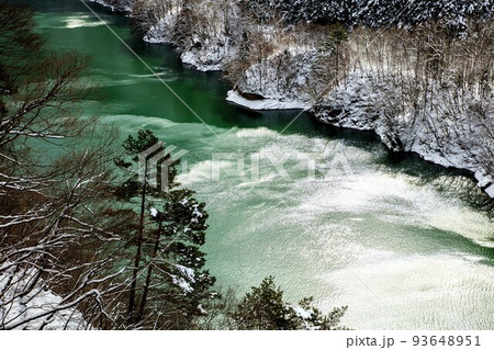 第三只見川橋梁付近から見る雪景色の只見川(福島県三島町、2月) 第三只見川橋梁付近から見る雪景色の只見川(福島県三島町、2月) 93648951