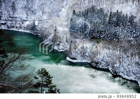 第三只見川橋梁付近から見る雪景色の只見川(福島県三島町、2月) 第三只見川橋梁付近から見る雪景色の只見川(福島県三島町、2月) 93648952