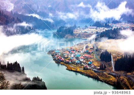 只見線　尻吹峠から俯瞰する冬の大志集落(福島県金山町、3月午後) 93648963