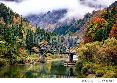 只見線　紅葉の第四只見川橋梁を渡る列車キハE120形(福島県金山町、10月) 93648967