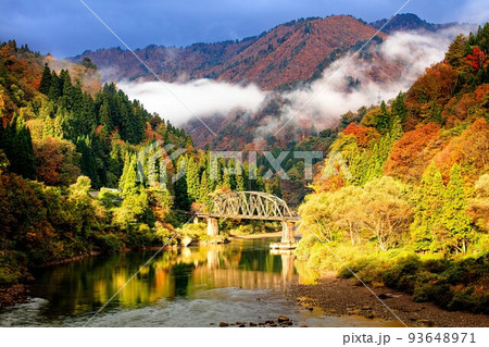 只見線 紅葉の第四只見川橋梁に朝陽が差した瞬間(福島県金山町、10月下旬) 只見線 紅葉の第四只見川橋梁に朝陽が差した瞬間(福島県金山町、10月下旬) 93648971