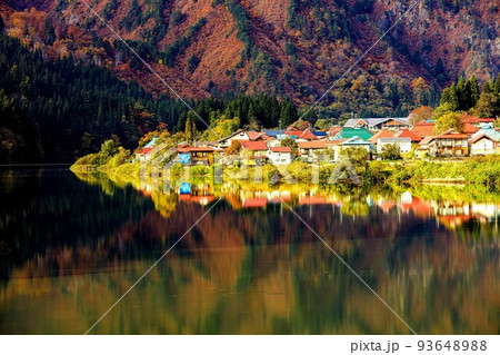 紅葉した山を背景に浮かび上がる11月の大志集落(福島県金山町) 紅葉した山を背景に浮かび上がる11月の大志集落(福島県金山町) 93648988