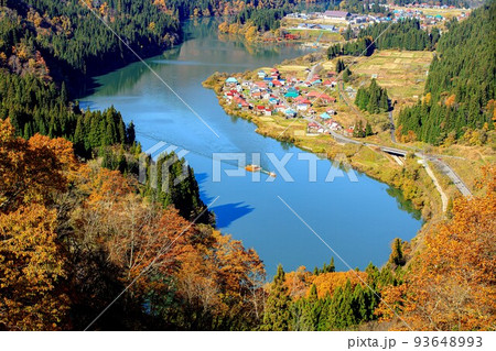 尻吹峠から俯瞰する秋の大志集落と砂利の運搬船(福島県金山町、11月中旬) 93648993