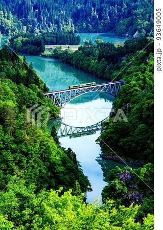 只見線　新緑の第一只見川橋梁を渡る列車キハE120形(福島県三島町、5月中旬) 93649005