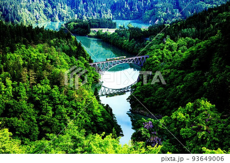 只見線 新緑の第一只見川橋梁を渡る列車キハE120形(福島県三島町、5月中旬) 只見線 新緑の第一只見川橋梁を渡る列車キハE120形(福島県三島町、5月中旬) 93649006