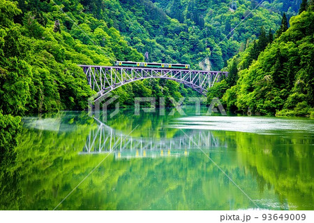 只見線　新緑の第一只見川橋梁を渡る列車キハE120形(福島県三島町、5月中旬) 93649009