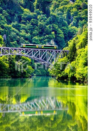 只見線　新緑の第一只見川橋梁を渡る列車キハE120形(福島県三島町、5月中旬) 93649010