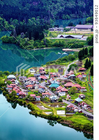 尻吹峠から俯瞰する新緑の大志集落(福島県金山町、5月中旬) 93649012